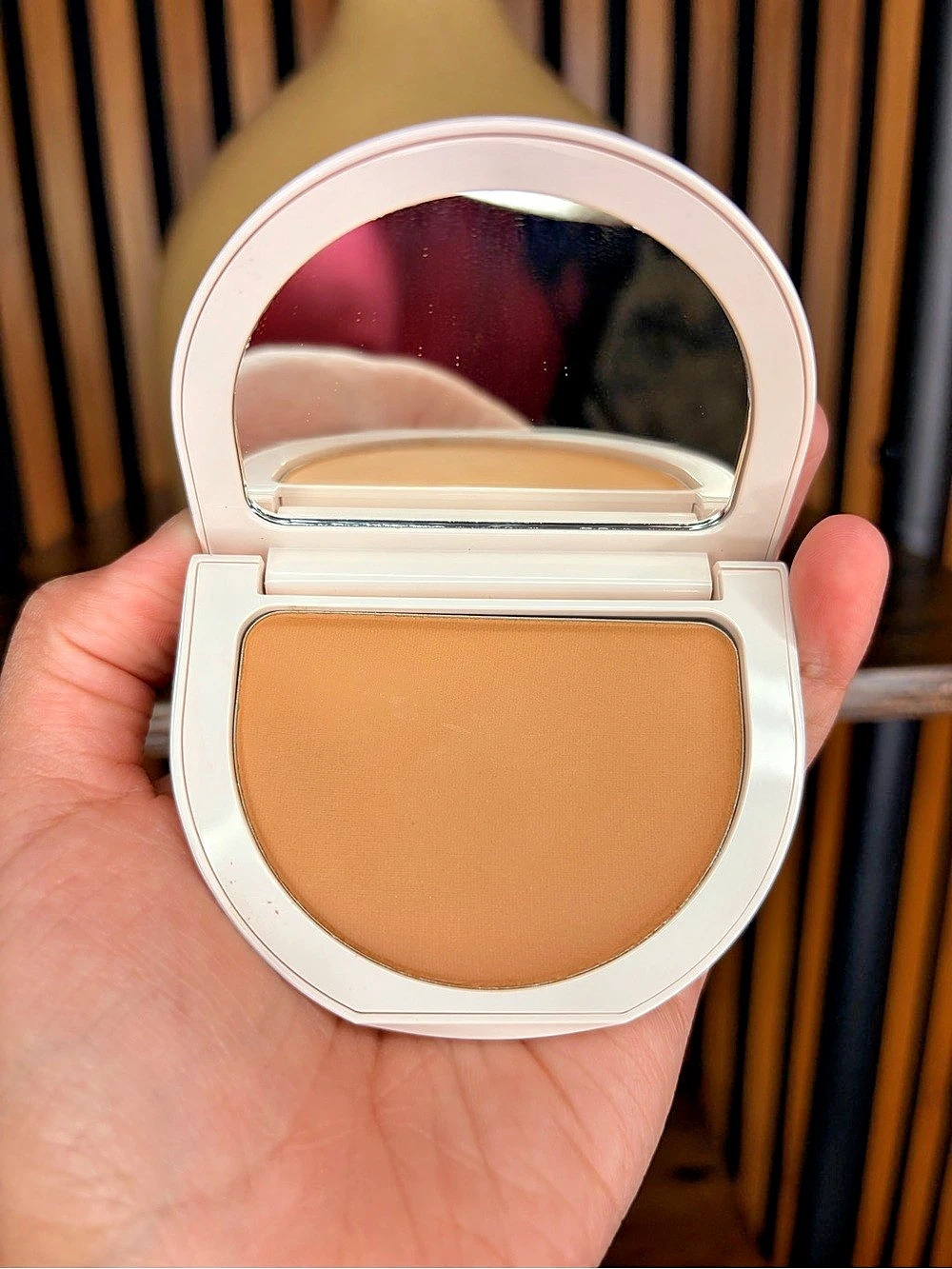 Rare Beauty Tinted Hydrating Powder in Buff
#rarebeauty #tinted NWT